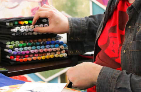 Illustratore Daniele Garbugli al lavoro